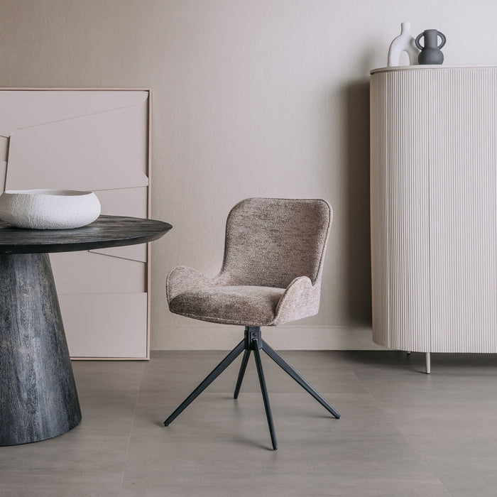 Eleganter Esszimmerstuhl Sora aus luxuriösem taupefarbenem Stoff für stilvollen Komfort