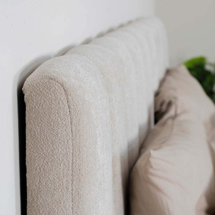 Bett Ella | Beiger Stoff | Inklusive Matratze und Topper