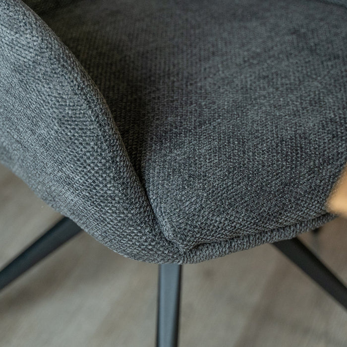 Ikonischer Esszimmerstuhl – Stilvolles grünes Webdesign für Komfort und Eleganz