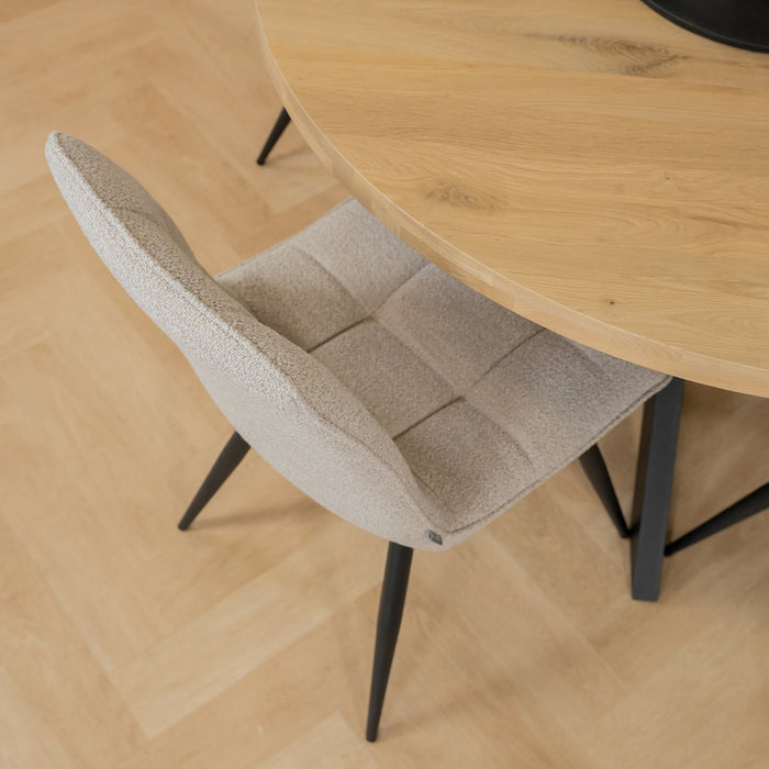 Esszimmerstuhl Jelt mit eleganter Polsterung aus natürlichem Bouclé für stilvolles und bequemes Sitzen