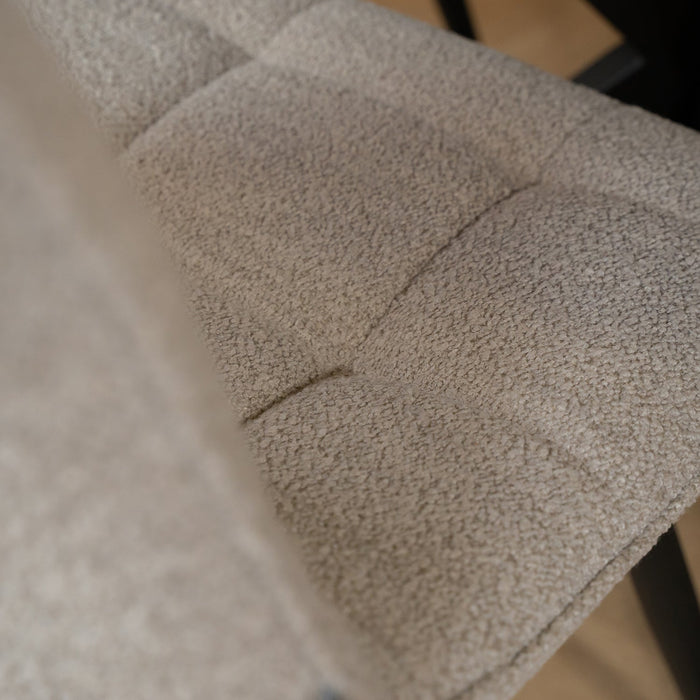 Esszimmerstuhl Jelt mit eleganter Polsterung aus natürlichem Bouclé für stilvolles und bequemes Sitzen