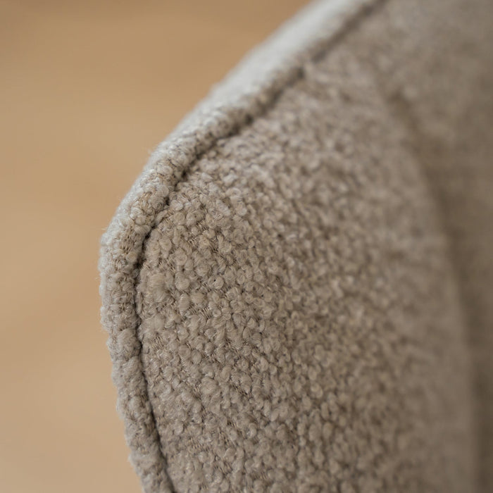 Esszimmerstuhl Jelt mit eleganter Polsterung aus natürlichem Bouclé für stilvolles und bequemes Sitzen