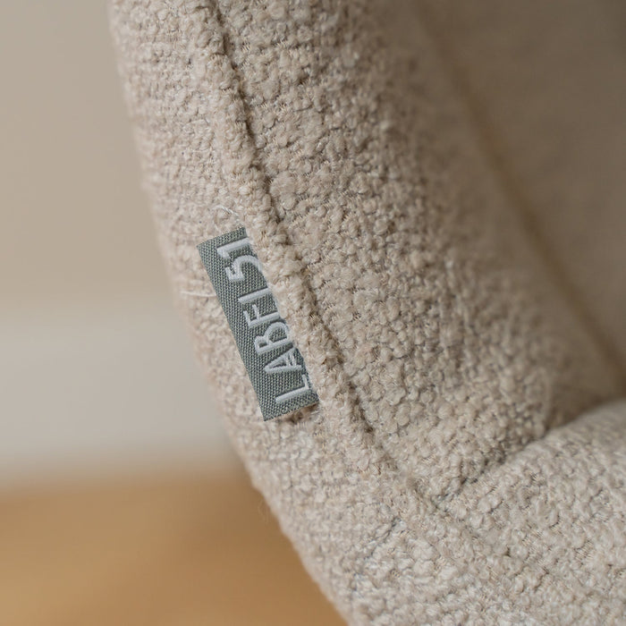 Esszimmerstuhl Jelt mit eleganter Polsterung aus natürlichem Bouclé für stilvolles und bequemes Sitzen