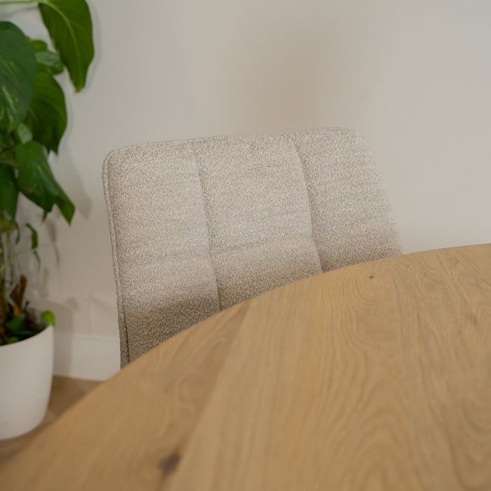 Esszimmerstuhl Jelt mit eleganter Polsterung aus natürlichem Bouclé für stilvolles und bequemes Sitzen