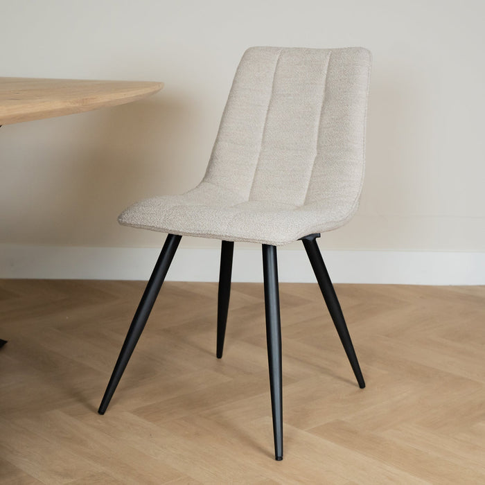 Esszimmerstuhl Jelt mit eleganter Polsterung aus natürlichem Bouclé für stilvolles und bequemes Sitzen