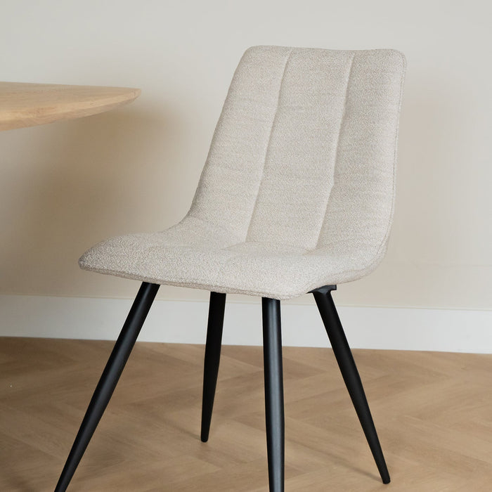 Esszimmerstuhl Jelt mit eleganter Polsterung aus natürlichem Bouclé für stilvolles und bequemes Sitzen