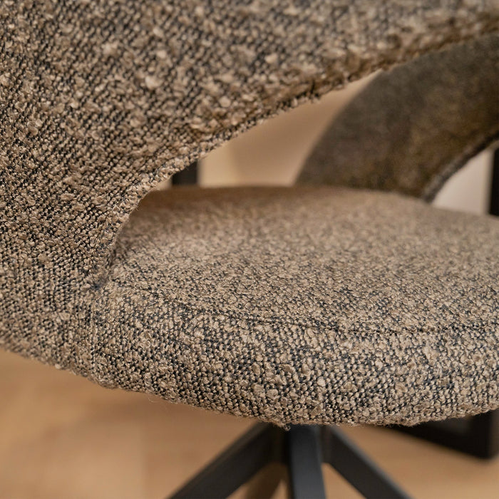 Eleganter Esszimmerstuhl Yara in der Farbe Toffee Bouclé für ein stilvolles und komfortables Erlebnis am Tisch