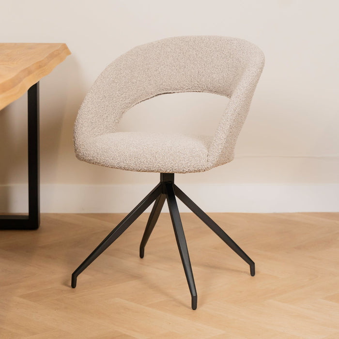 Eleganter Esszimmerstuhl Yara in der Farbe Toffee Bouclé für ein stilvolles und komfortables Erlebnis am Tisch