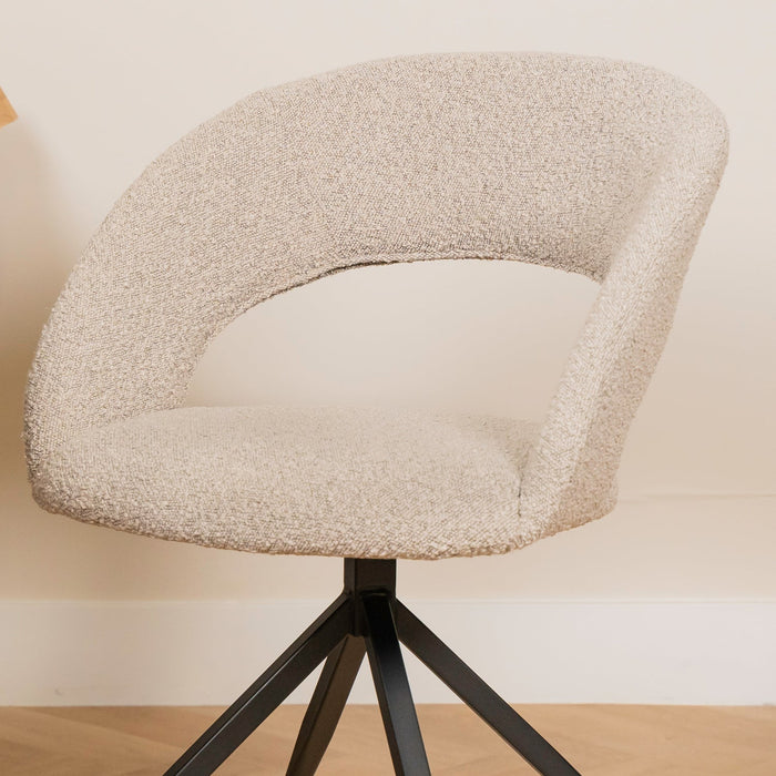 Eleganter Esszimmerstuhl Yara in der Farbe Toffee Bouclé für ein stilvolles und komfortables Erlebnis am Tisch