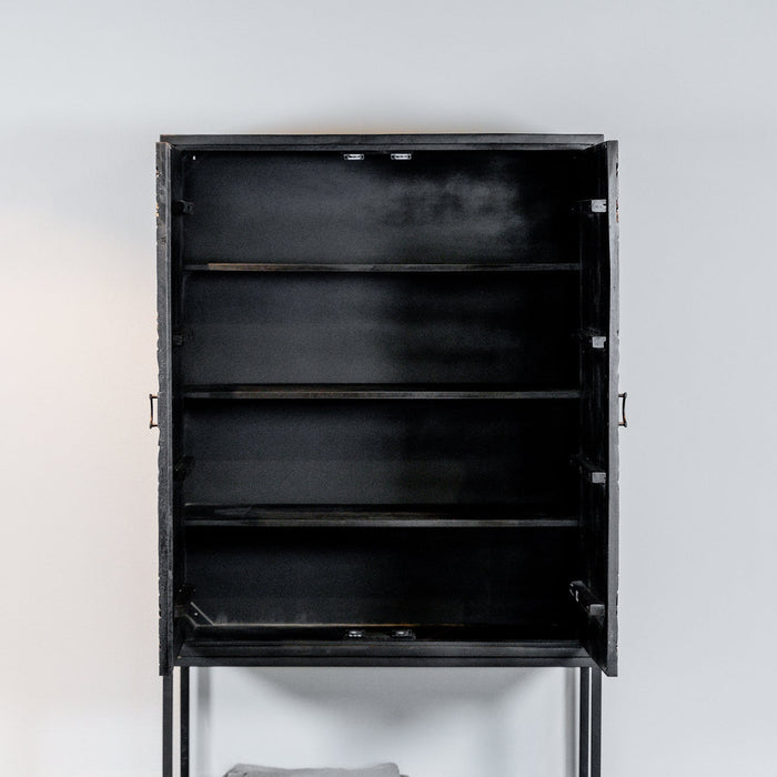 Schrank mit geschnitztem Muster