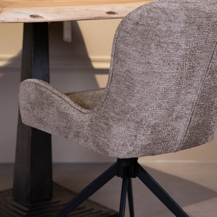 Eleganter Esszimmerstuhl Sora aus luxuriösem taupefarbenem Stoff für stilvollen Komfort