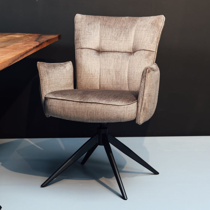 Eleganter Marit Esszimmerstuhl – drehbar und bequem in warmem Beige